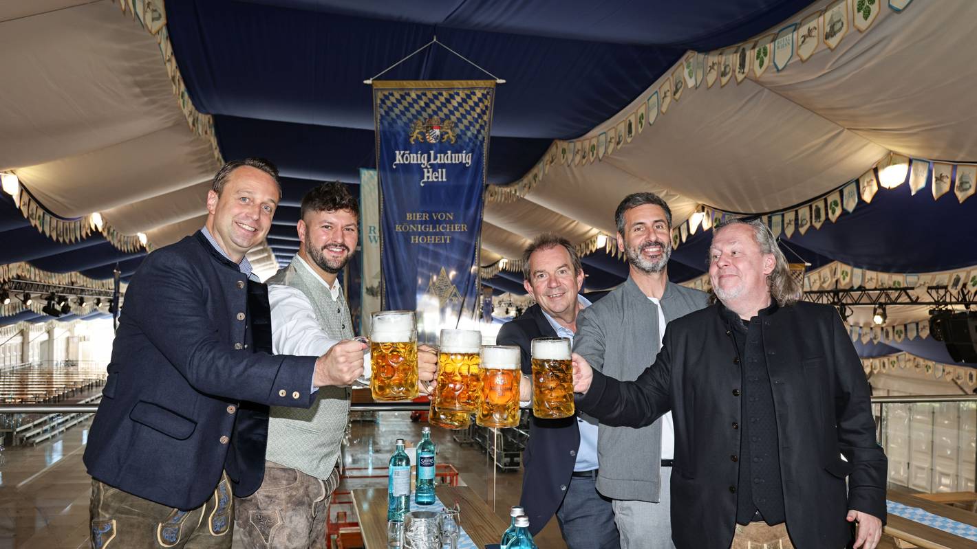 Das Team der Royal Wiesn prostet sich zu.