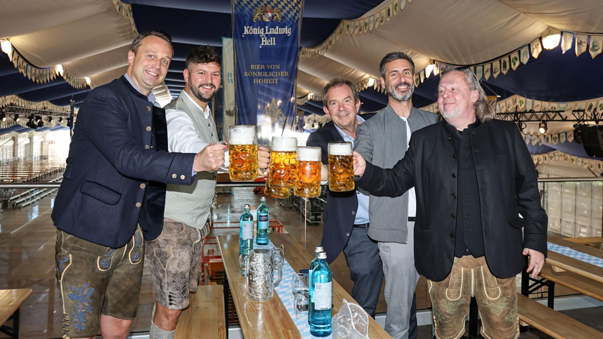 Das Team der Royal Wiesn prostet sich zu.