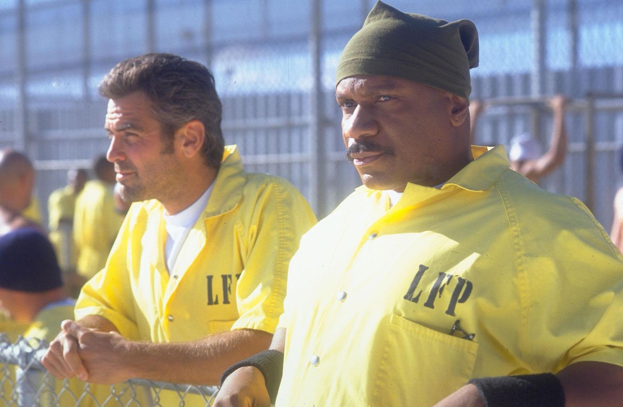 Jack Foley (George Clooney, links) ist kein gewöhnlicher Bankräuber, denn er hasst Gewalt. (Bild: © 1998 Universal City Studios Productions, Inc. All Rights Reserved.)