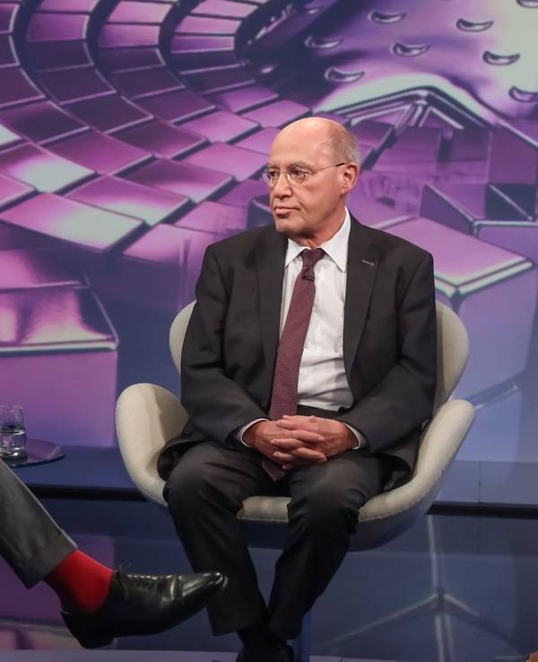 Zwischen Andreas Rödder (links) und Gregor Gysi wurde es zwischenzeitlich hitzig. (Bild: WDR / Oliver Ziebe)