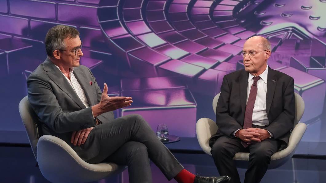 Zwischen Andreas Rödder (links) und Gregor Gysi wurde es zwischenzeitlich hitzig. (Bild: WDR / Oliver Ziebe)