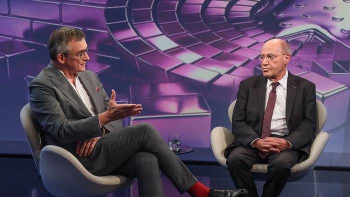 Zwischen Andreas Rödder (links) und Gregor Gysi wurde es zwischenzeitlich hitzig. (Bild: WDR / Oliver Ziebe)