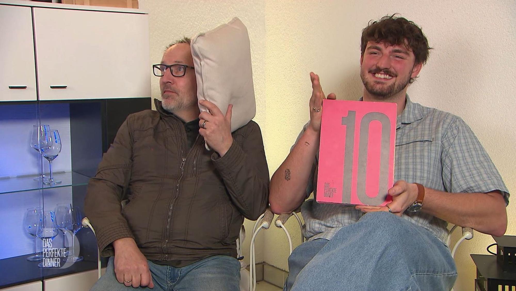 Für ein perfektes Menü vergeben Harry (links) und David gerne 10 Punkte.
(Bild: RTL)