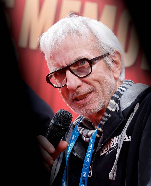 Ralf Richter mit Mikrofon, Brille und Schal