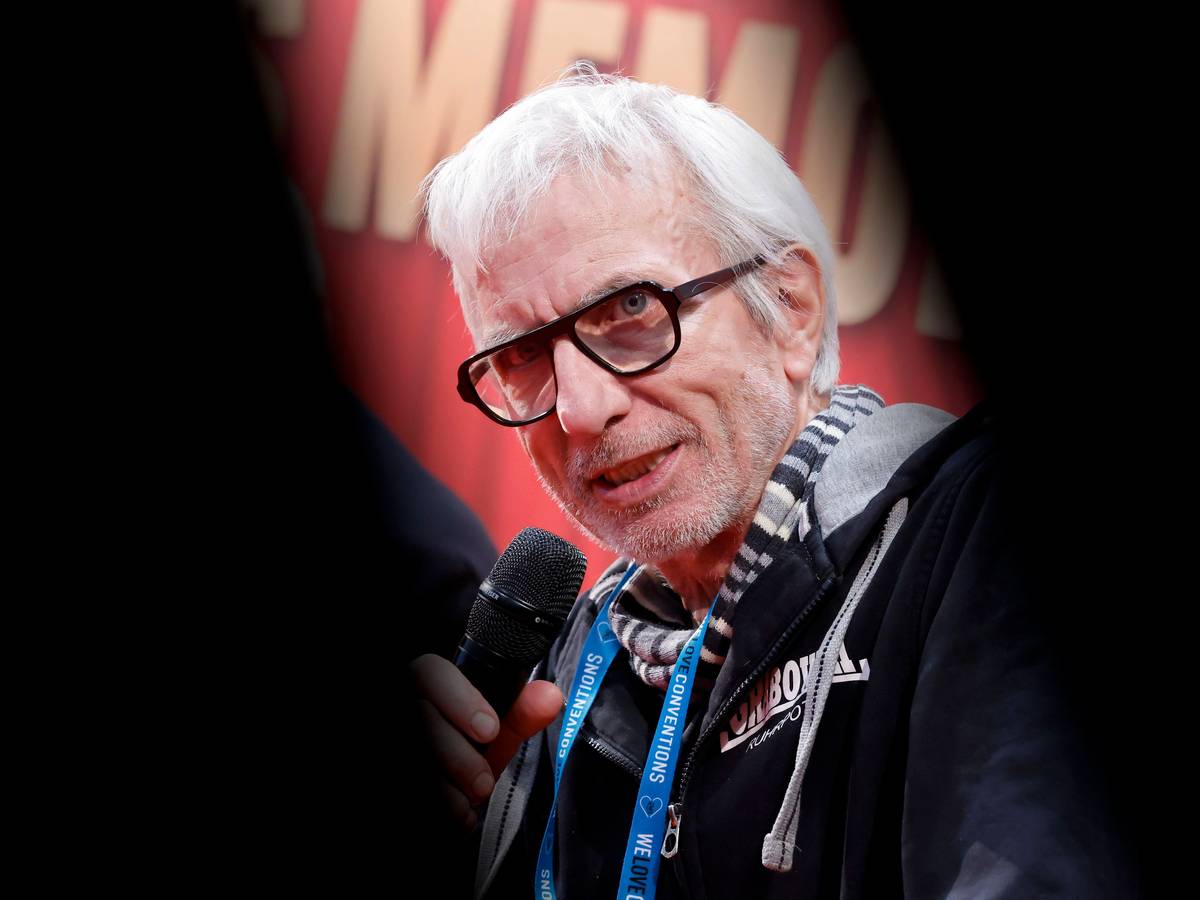 Ralf Richter mit Mikrofon, Brille und Schal