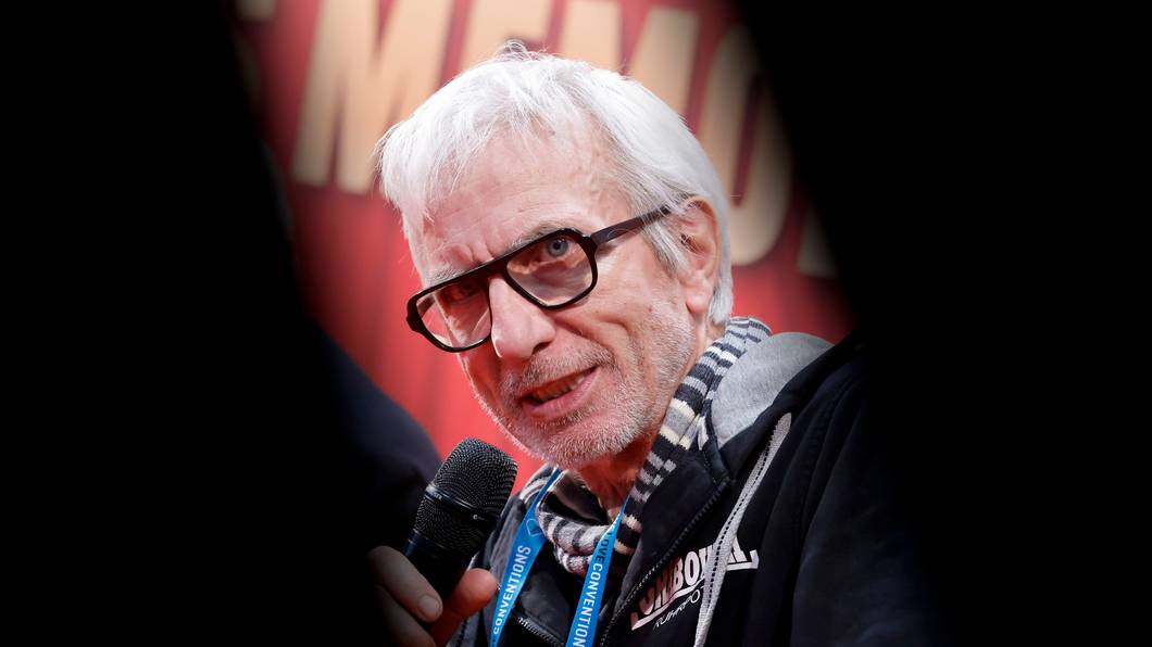 Ralf Richter mit Mikrofon, Brille und Schal
