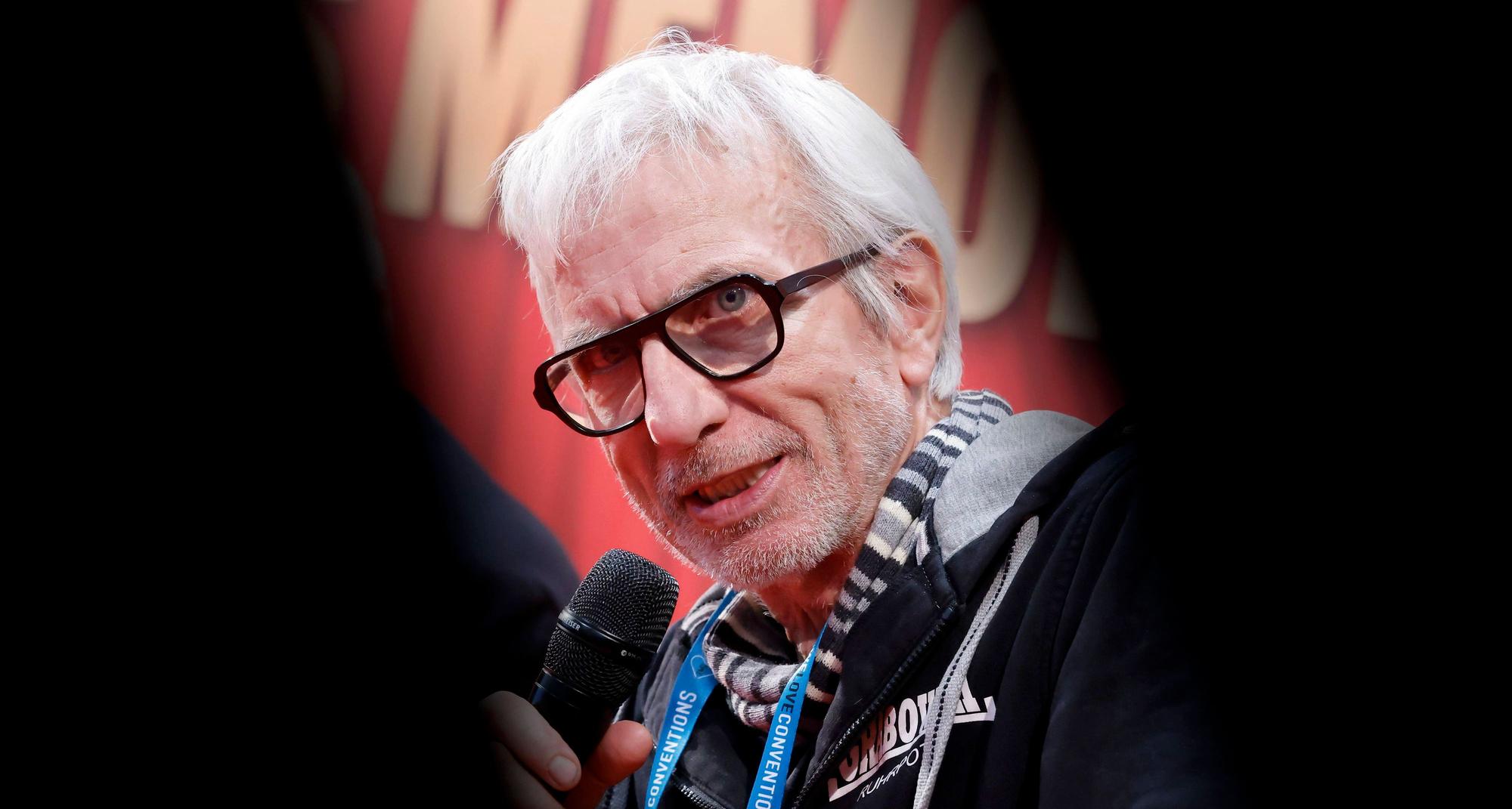 Ralf Richter mit Mikrofon, Brille und Schal