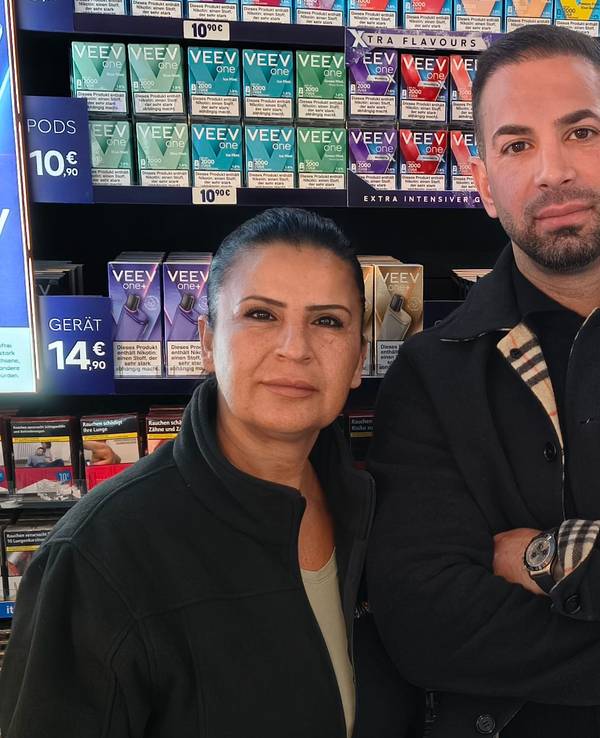 Ünver Yilmaz (40) betreibt in Köln-Mülheim einen Kiosk. Mitarbeiterin Nicky Celik (53) unterstützt ihn dabei.