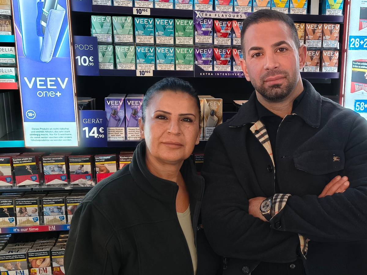 Ünver Yilmaz (40) betreibt in Köln-Mülheim einen Kiosk. Mitarbeiterin Nicky Celik (53) unterstützt ihn dabei.