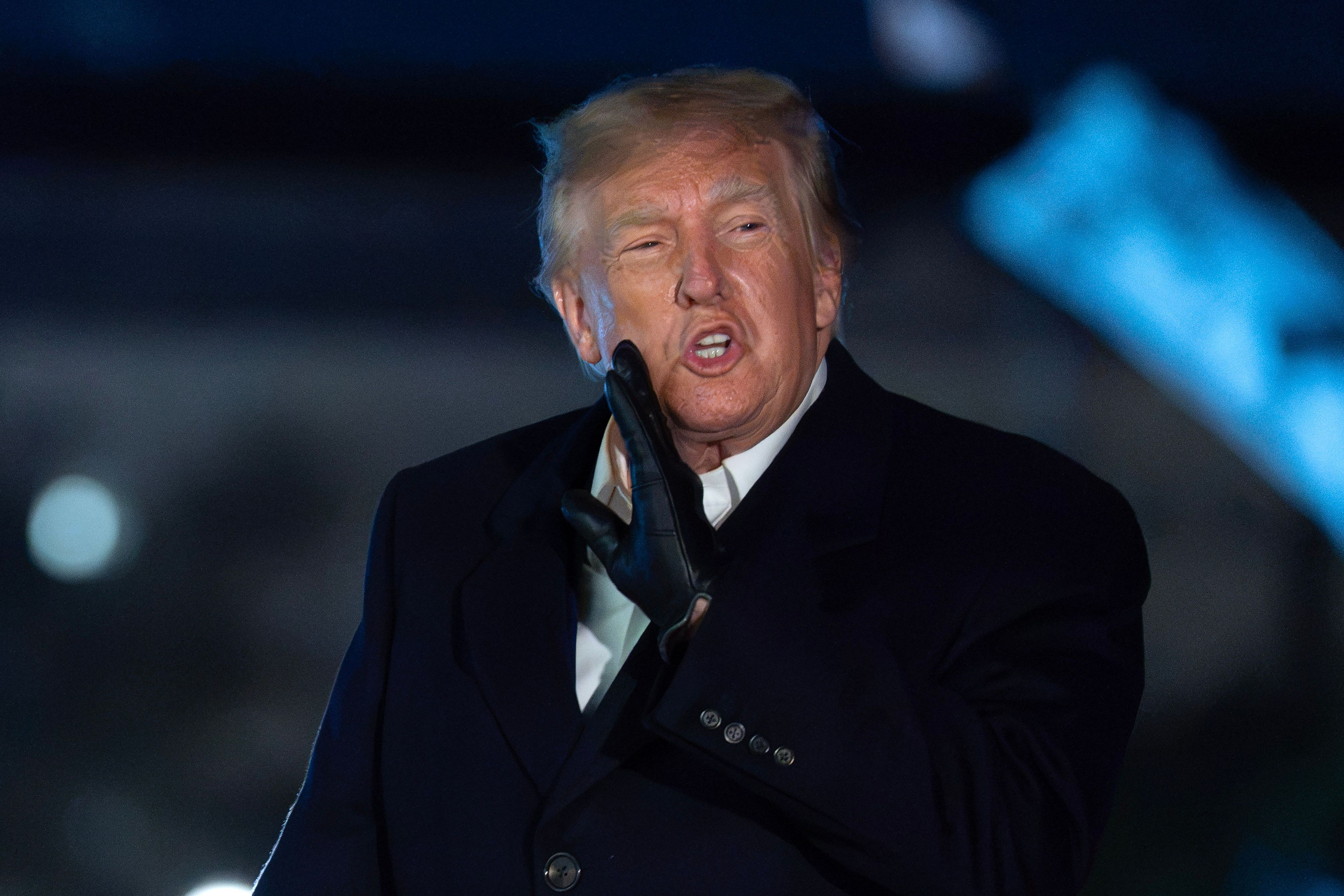 US-Präsident Donald Trump spricht während seiner Ankunft am Weißen Haus mit Reportern.
