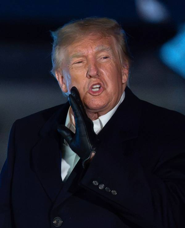 US-Präsident Donald Trump spricht während seiner Ankunft am Weißen Haus mit Reportern.