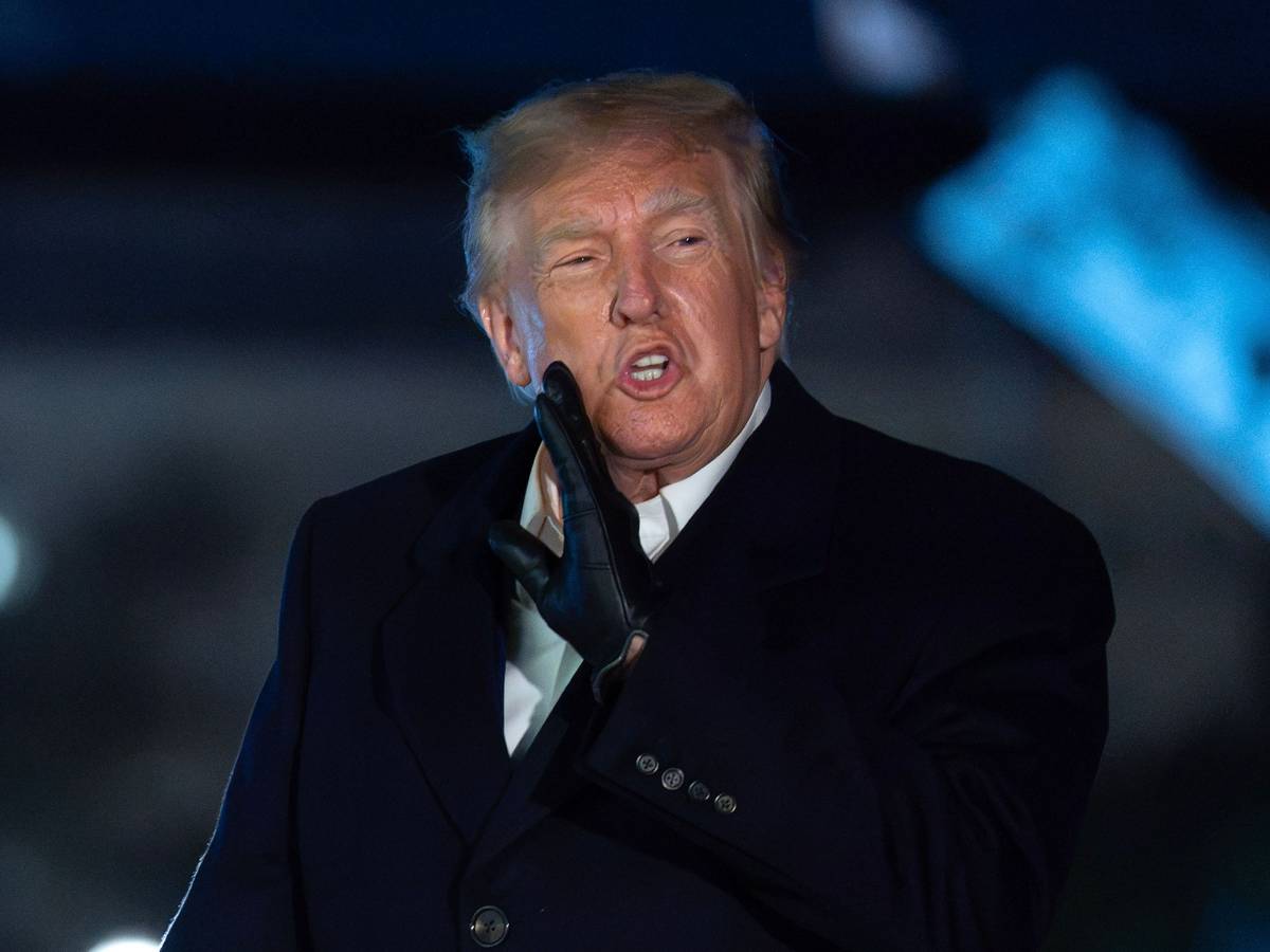 US-Präsident Donald Trump spricht während seiner Ankunft am Weißen Haus mit Reportern.