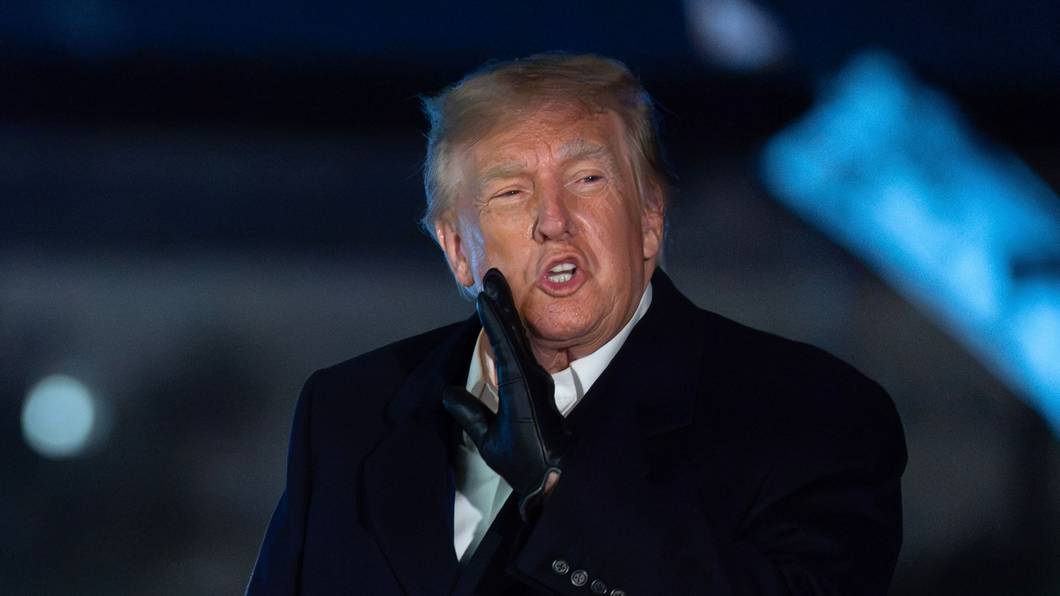 US-Präsident Donald Trump spricht während seiner Ankunft am Weißen Haus mit Reportern.