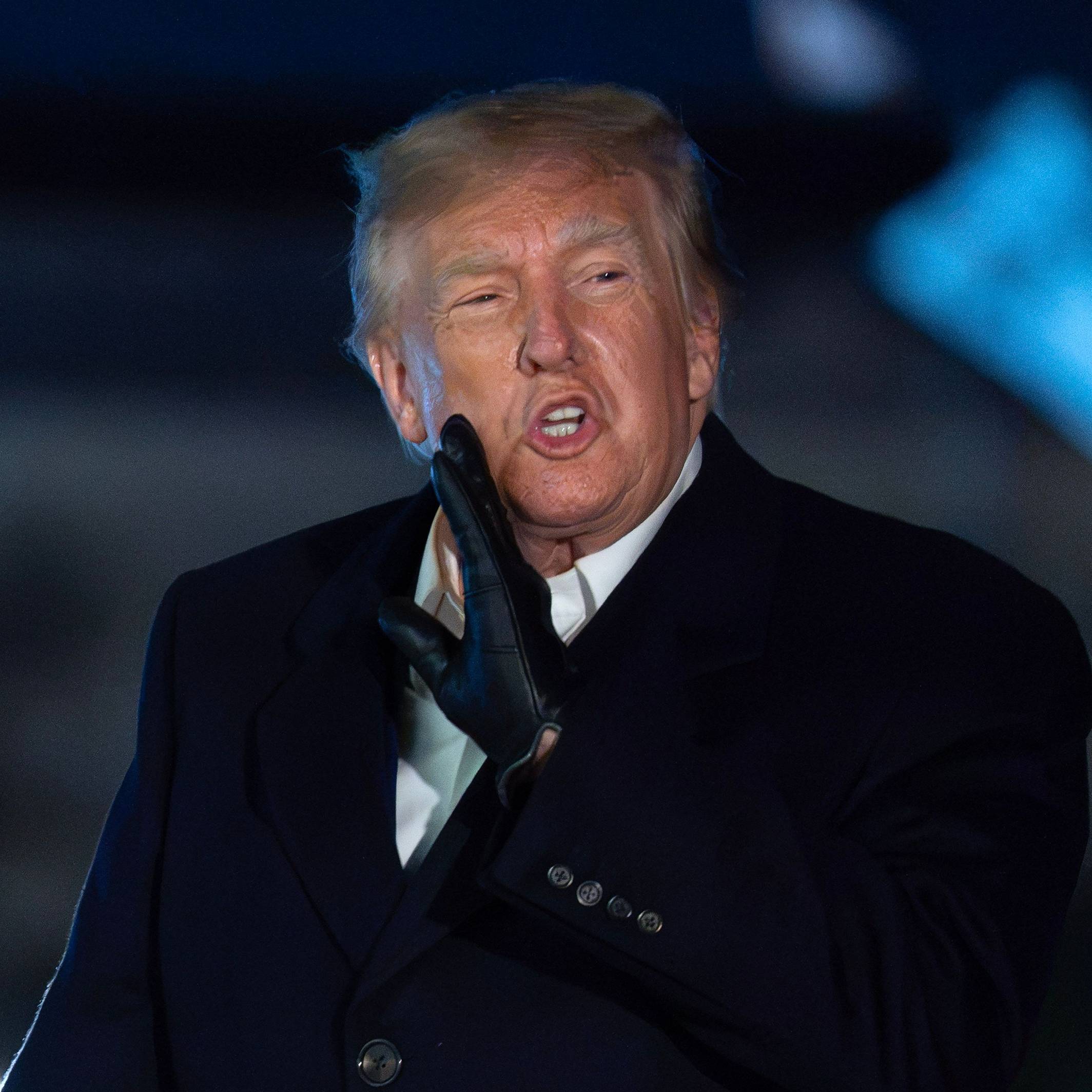 US-Präsident Donald Trump spricht während seiner Ankunft am Weißen Haus mit Reportern.