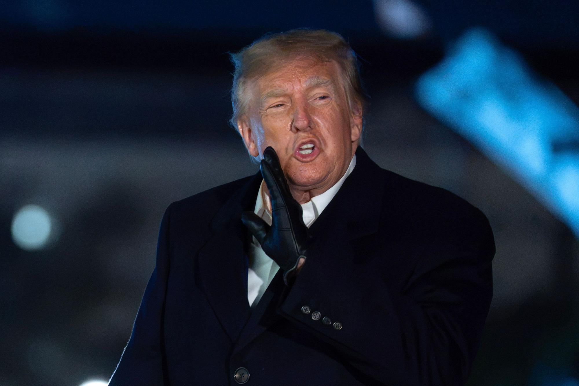 US-Präsident Donald Trump spricht während seiner Ankunft am Weißen Haus mit Reportern.