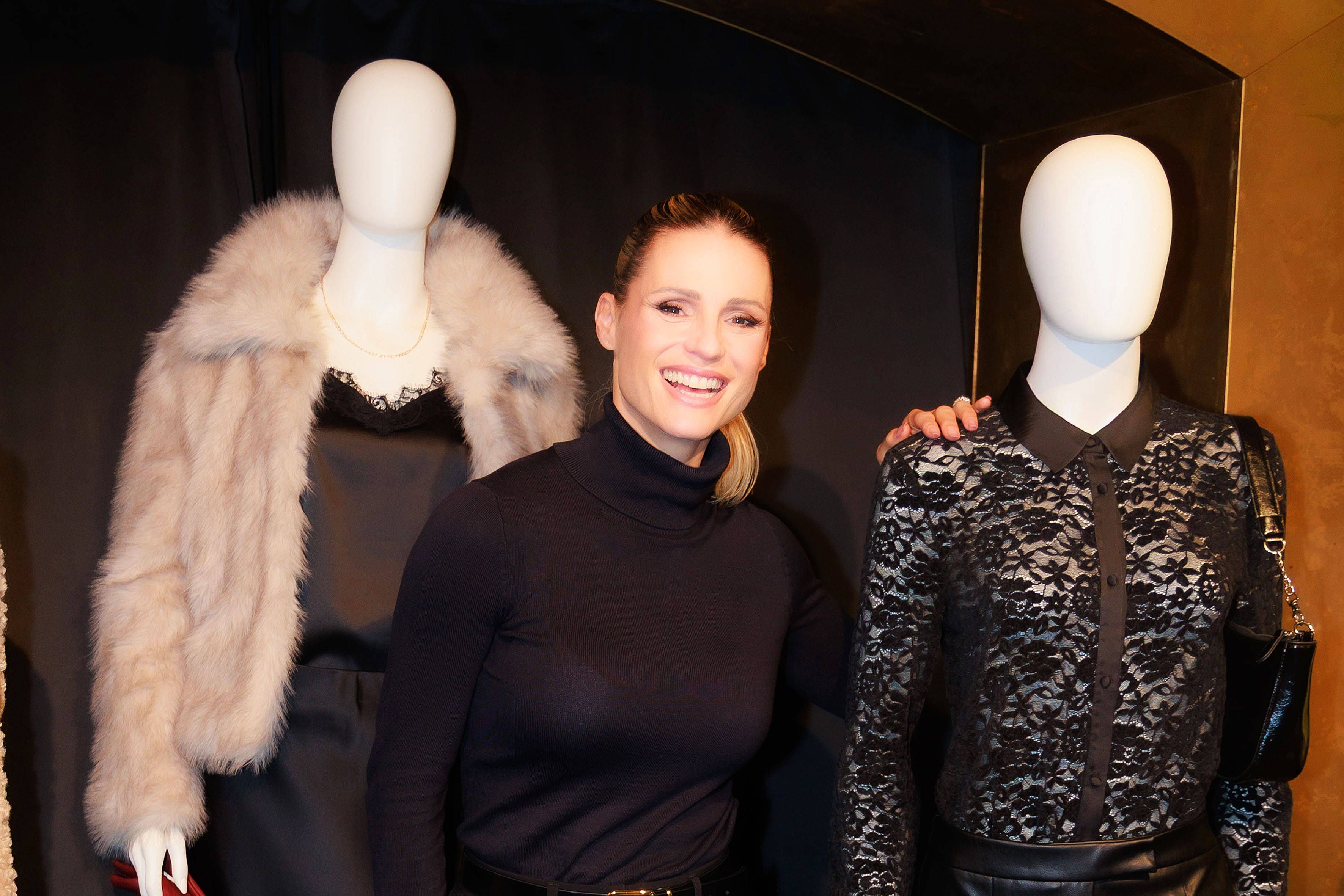 Michelle Hunziker zeigt Outfits von Takko Fashion.