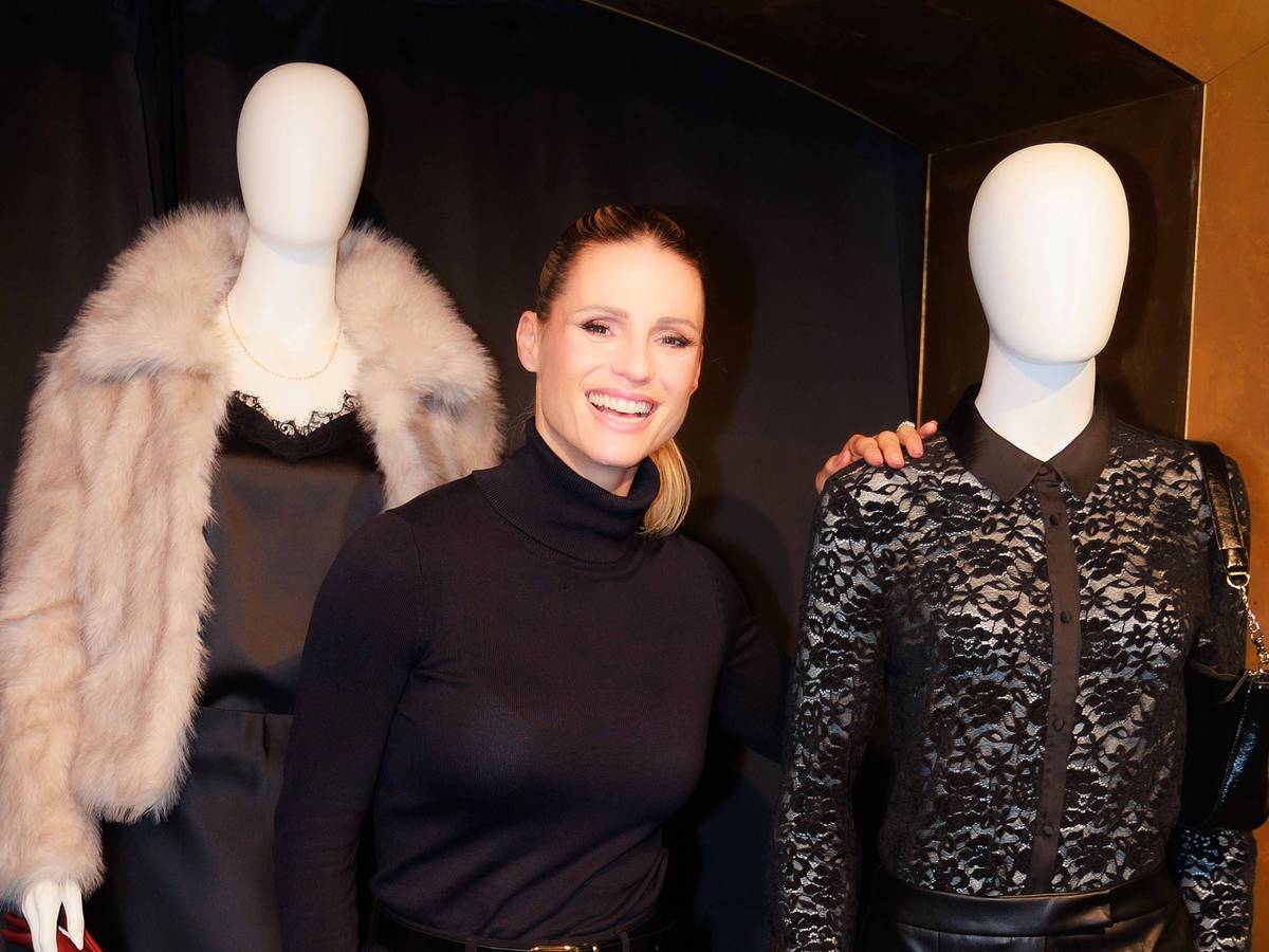 Michelle Hunziker zeigt Outfits von Takko Fashion.