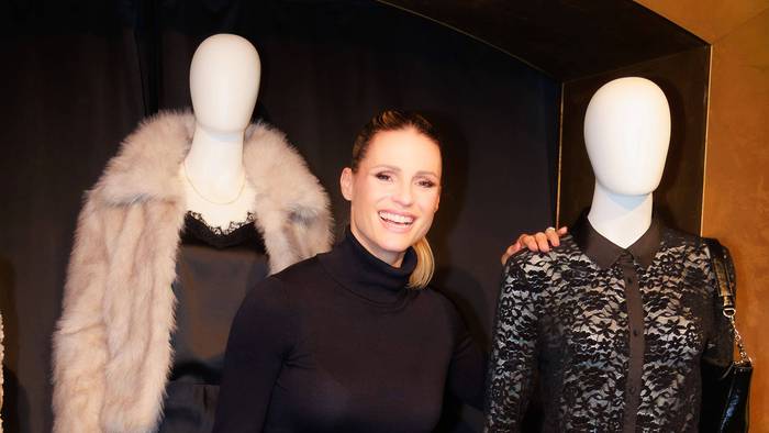 Michelle Hunziker zeigt Outfits von Takko Fashion.