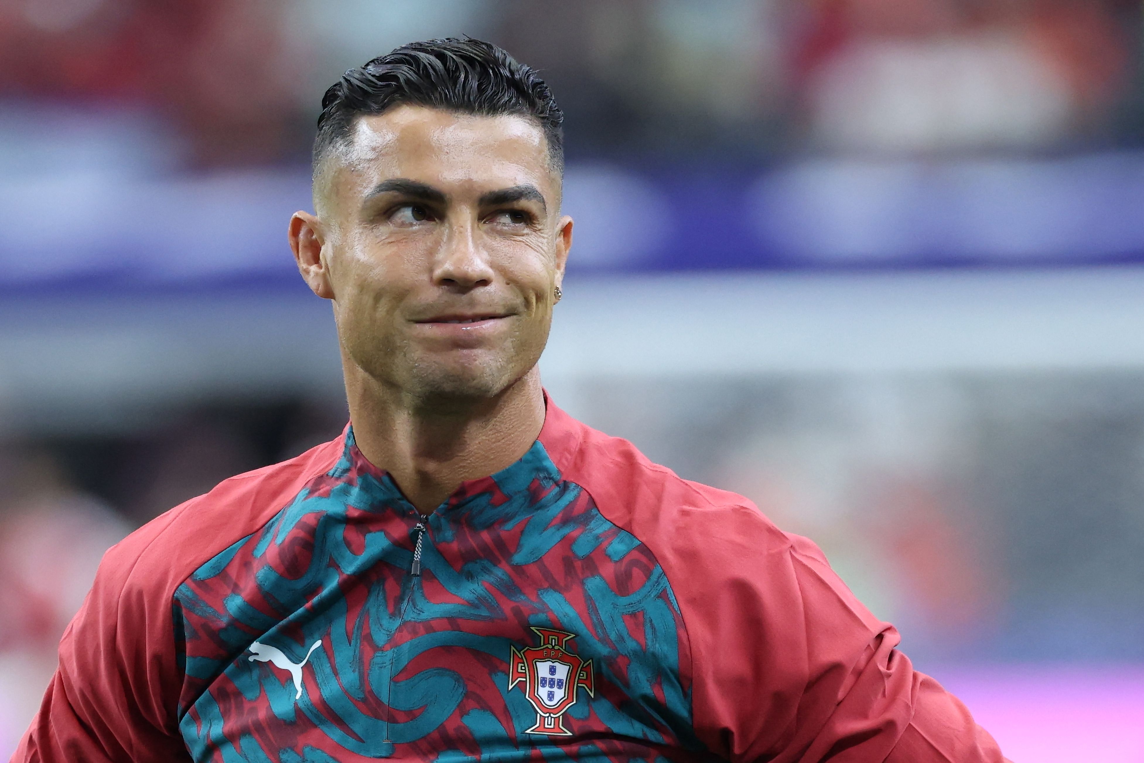 Cristiano Ronaldo in einem Aufwärmshirt der portugiesischen Nationalmannschaft.