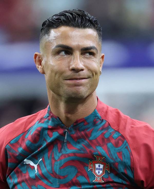 Cristiano Ronaldo in einem Aufwärmshirt der portugiesischen Nationalmannschaft.