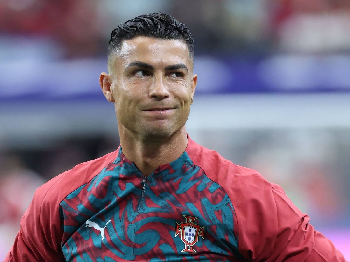 Cristiano Ronaldo in einem Aufwärmshirt der portugiesischen Nationalmannschaft.