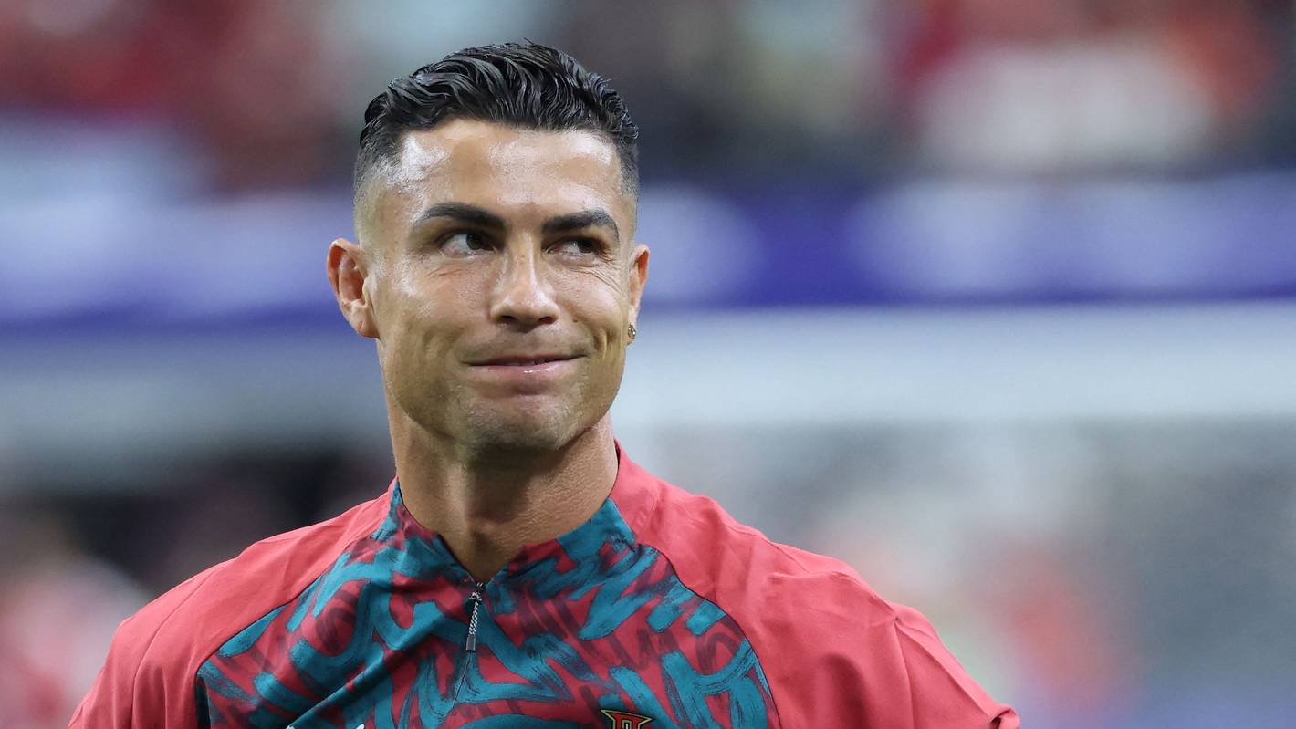 Cristiano Ronaldo in einem Aufwärmshirt der portugiesischen Nationalmannschaft.