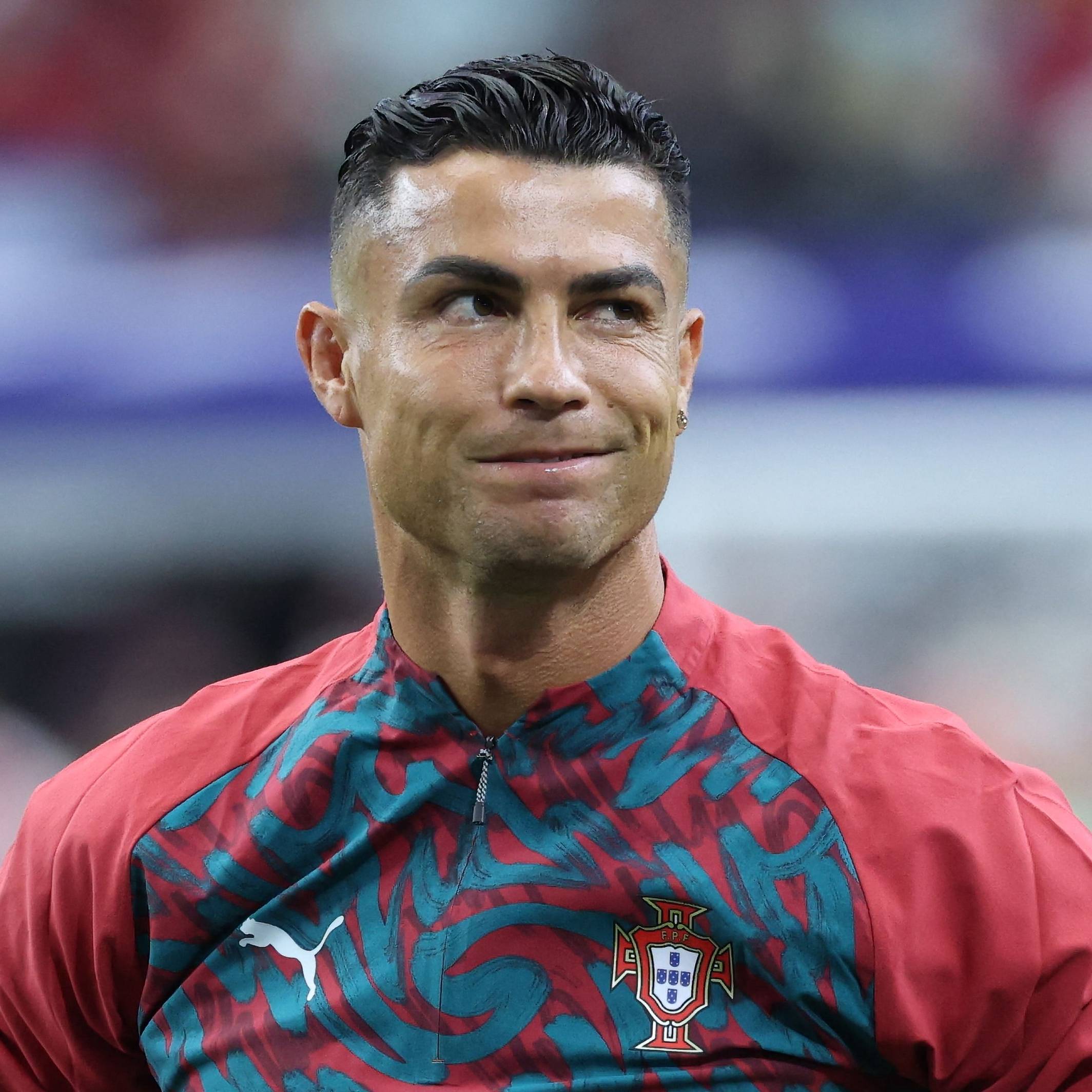 Cristiano Ronaldo in einem Aufwärmshirt der portugiesischen Nationalmannschaft.
