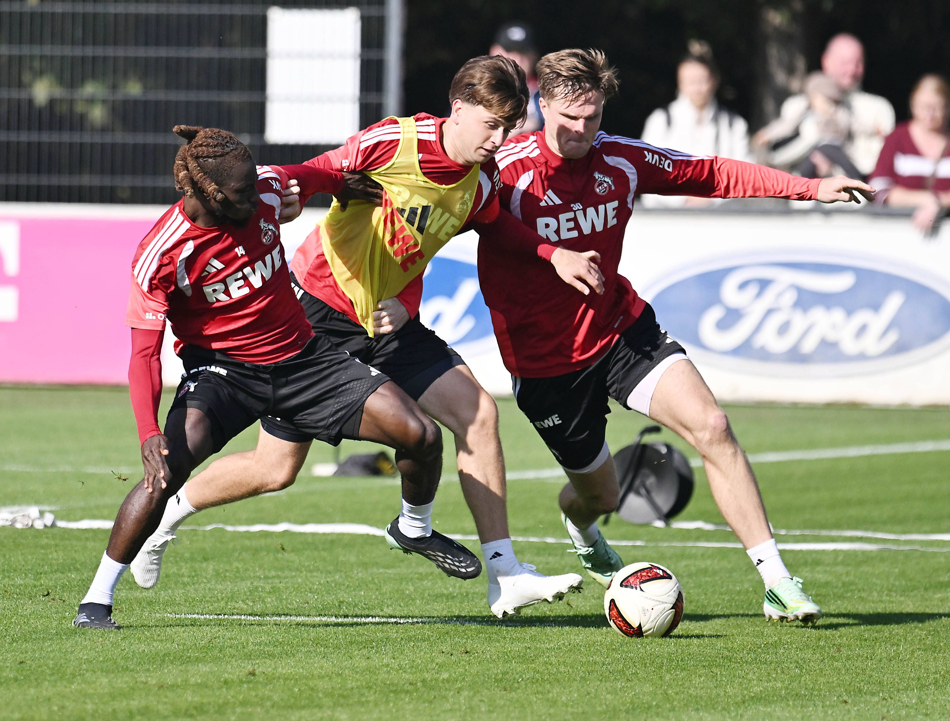 Gideon Mensah, Mikey Moore und Marius Bülter (v.l.) trainieren in Köln