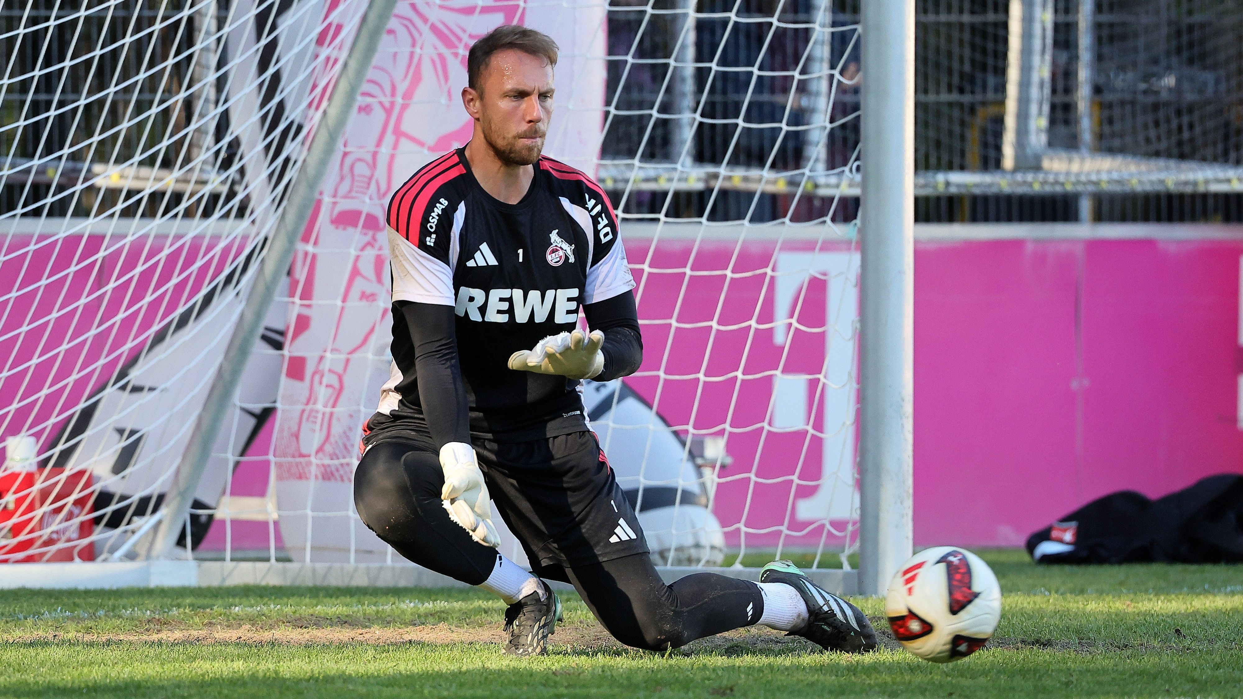 Beim 1. FC Köln im Training im Einsatz: Marvin Schwäbe.