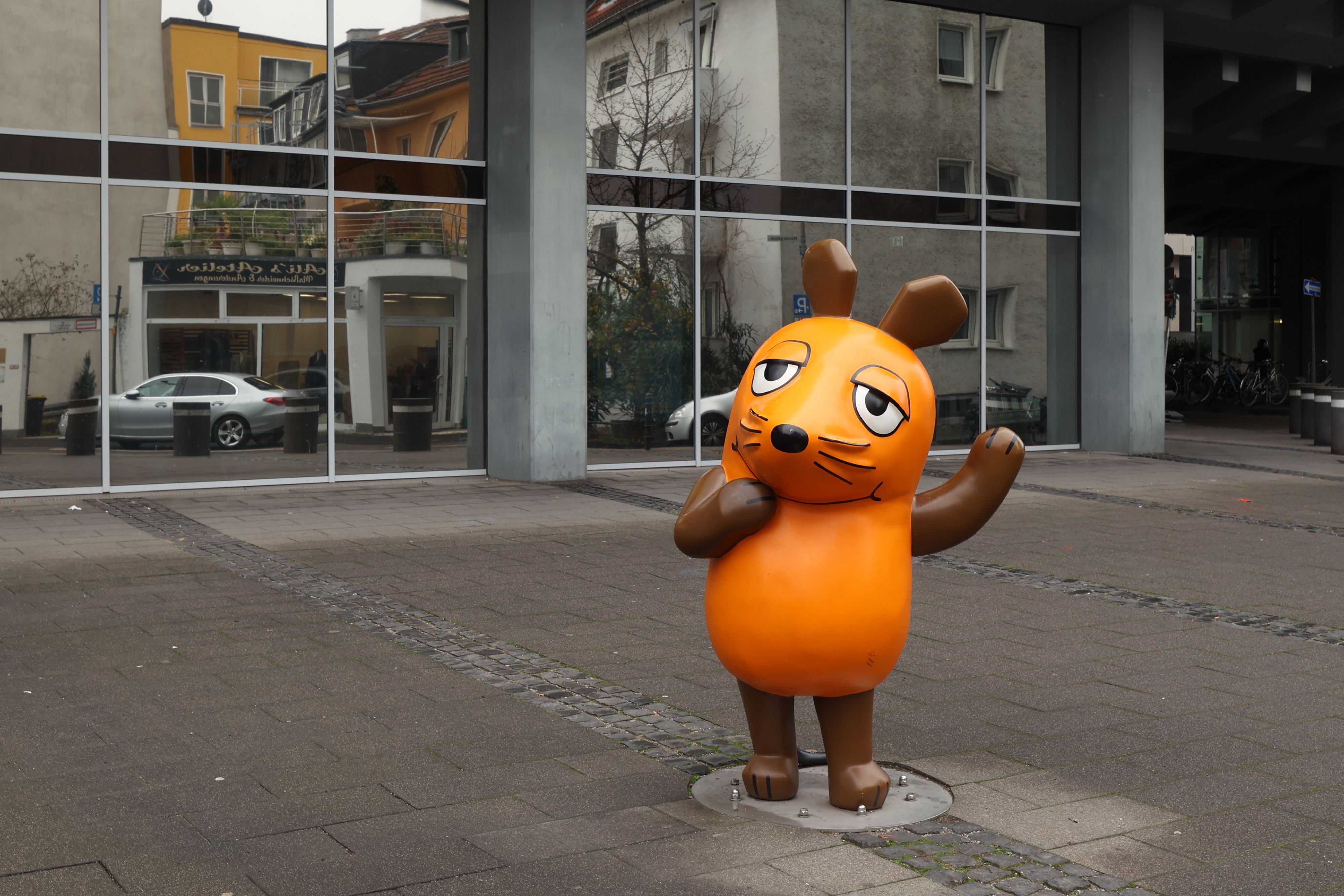 Die Maus-Figur aus der „Sendung mit der Maus“ vor den WDR-Gebäuden in der Kölner Innenstadt.
