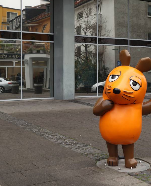 Die Maus-Figur aus der „Sendung mit der Maus“ vor den WDR-Gebäuden in der Kölner Innenstadt.