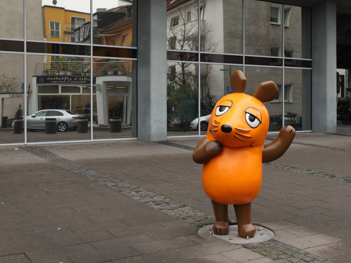 Die Maus-Figur aus der „Sendung mit der Maus“ vor den WDR-Gebäuden in der Kölner Innenstadt.