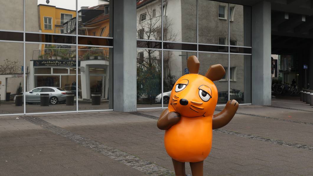 Die Maus-Figur aus der „Sendung mit der Maus“ vor den WDR-Gebäuden in der Kölner Innenstadt.