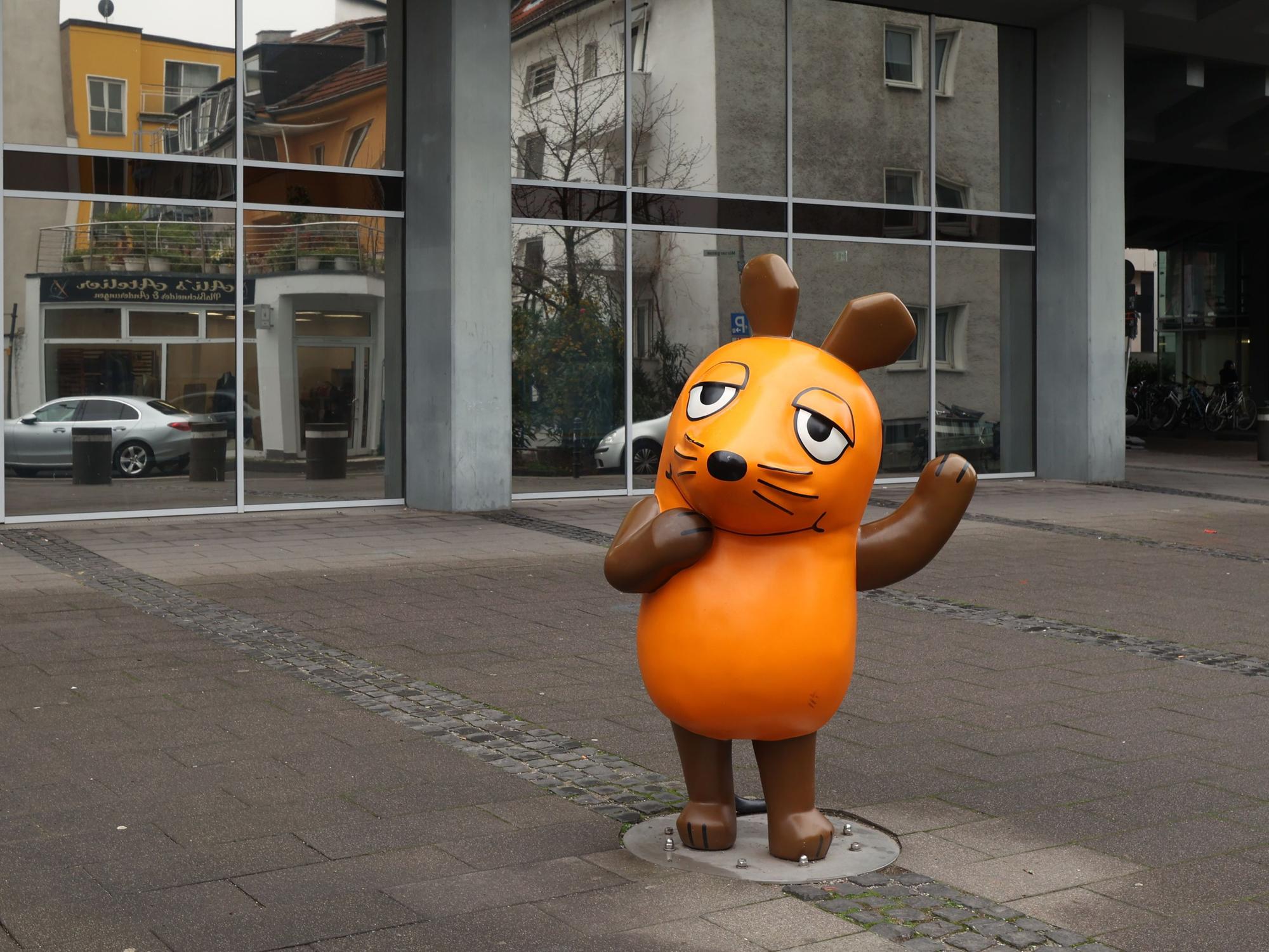 Die Maus-Figur aus der „Sendung mit der Maus“ vor den WDR-Gebäuden in der Kölner Innenstadt.