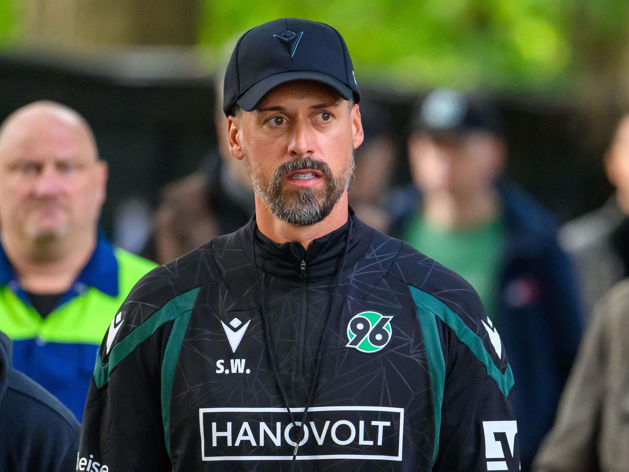 96-Coach Sandro Wagner im Trainingsanzug