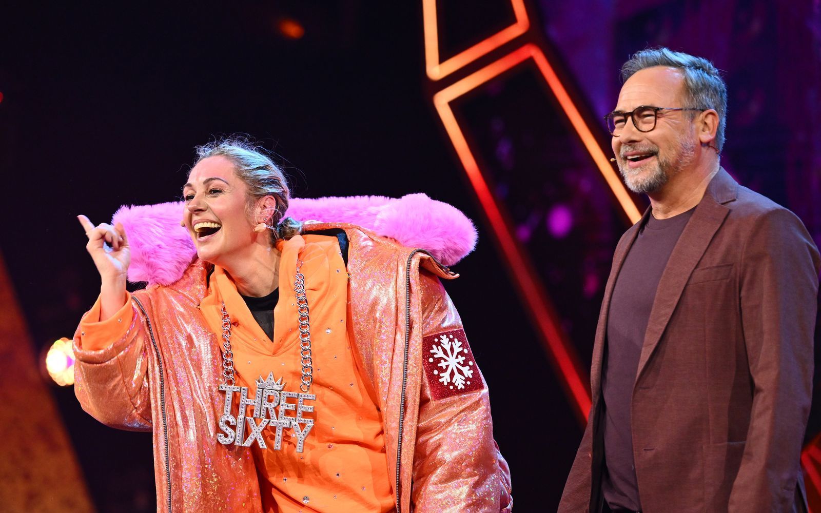 Ein sensationelles, aber viel zu kurzes Coembach: Ruth Moschner, jahrelang die Koryphäe am Ratepult, kehrte als „Three Sixty“ zu „The Masked Singer“ zurück - und wurde gleich enttarnt. (Bild: Joyn/Willi Weber)