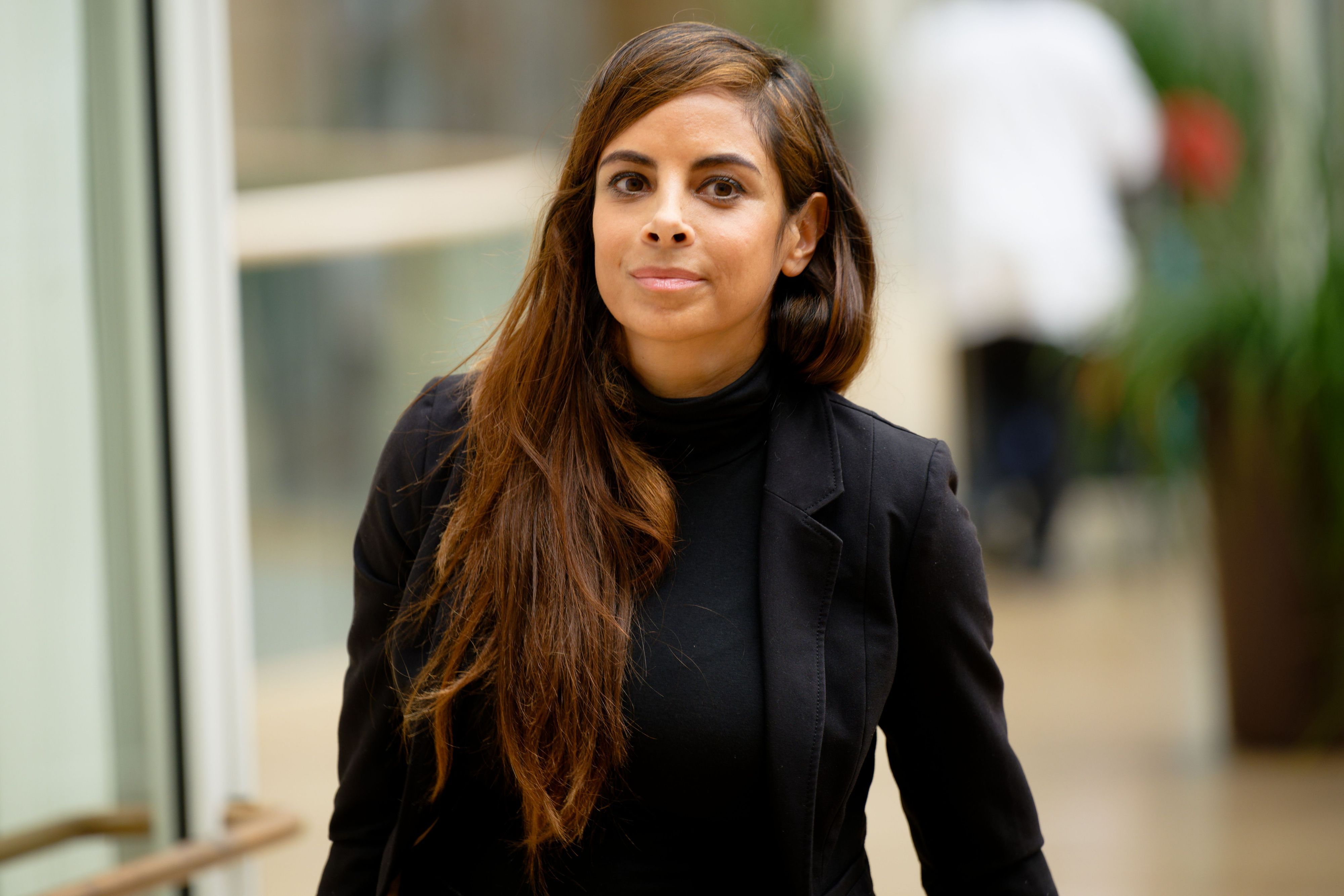 Die Schauspielerin Collien Fernandes kommt in einen Saal im Landtag von Nordrhein-Westfalen.