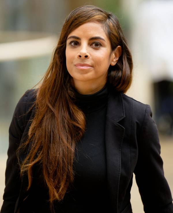 Die Schauspielerin Collien Fernandes kommt in einen Saal im Landtag von Nordrhein-Westfalen.