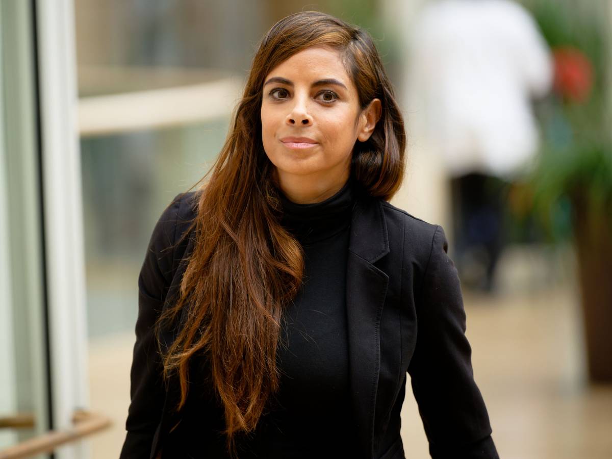 Die Schauspielerin Collien Fernandes kommt in einen Saal im Landtag von Nordrhein-Westfalen.