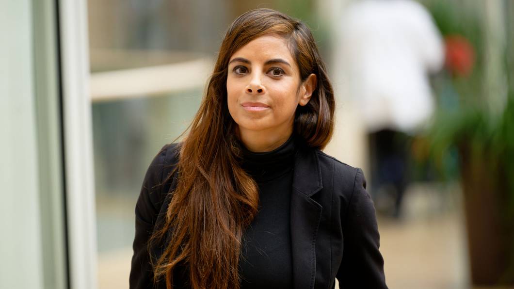 Die Schauspielerin Collien Fernandes kommt in einen Saal im Landtag von Nordrhein-Westfalen.