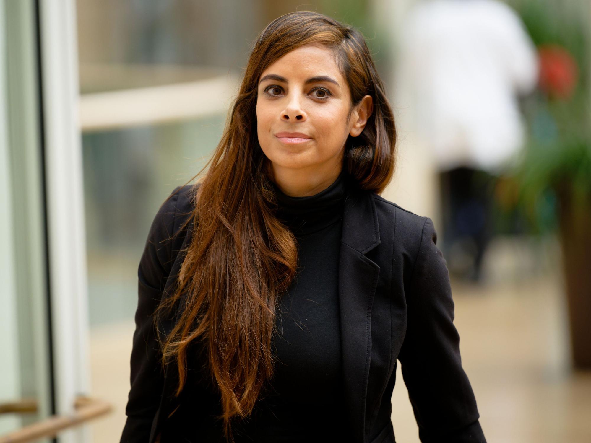 Die Schauspielerin Collien Fernandes kommt in einen Saal im Landtag von Nordrhein-Westfalen.