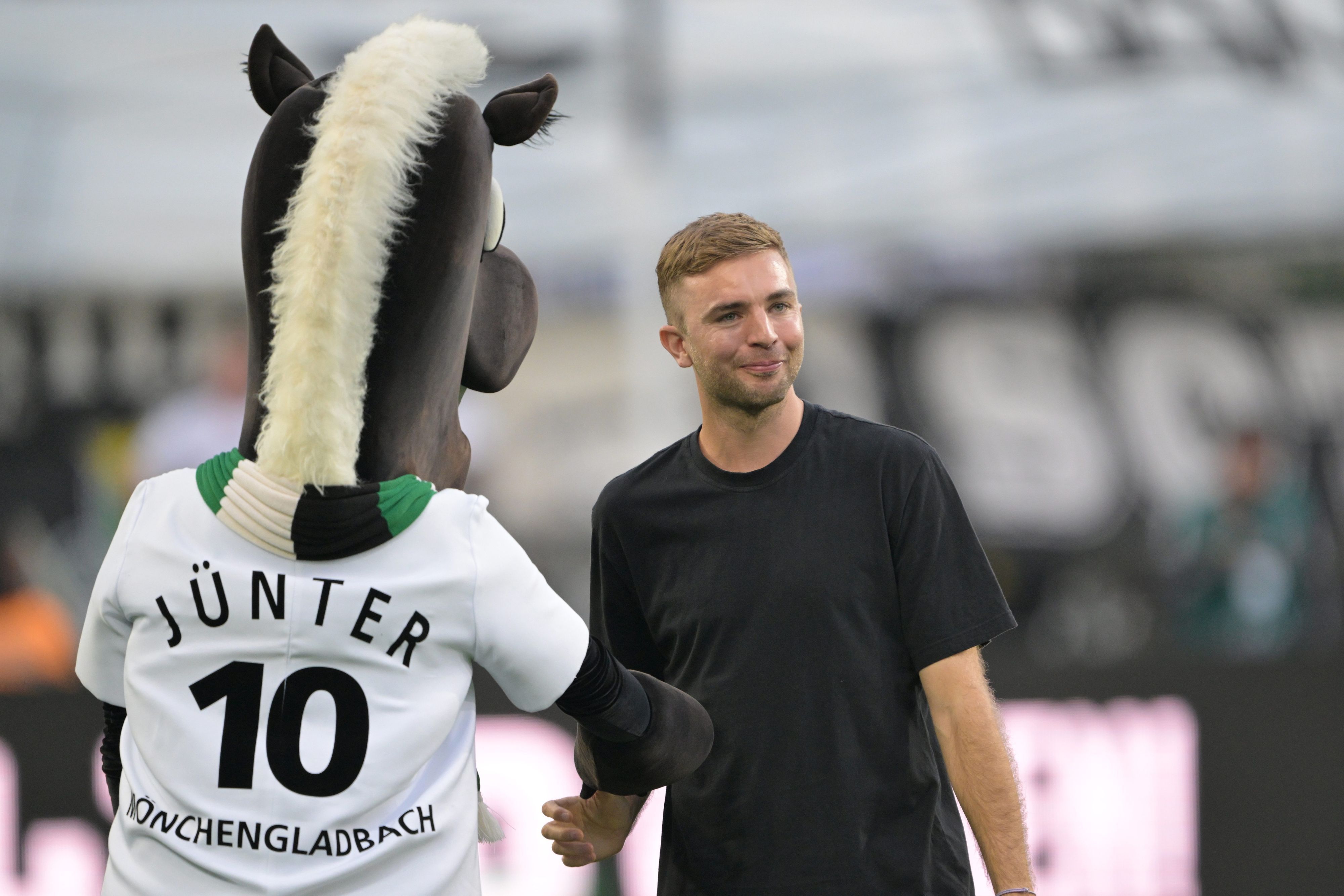 Jünter und Chris Kramer vor einem Gladbach-Spiel beim Handshake.