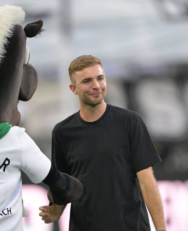 Jünter und Chris Kramer vor einem Gladbach-Spiel beim Handshake.