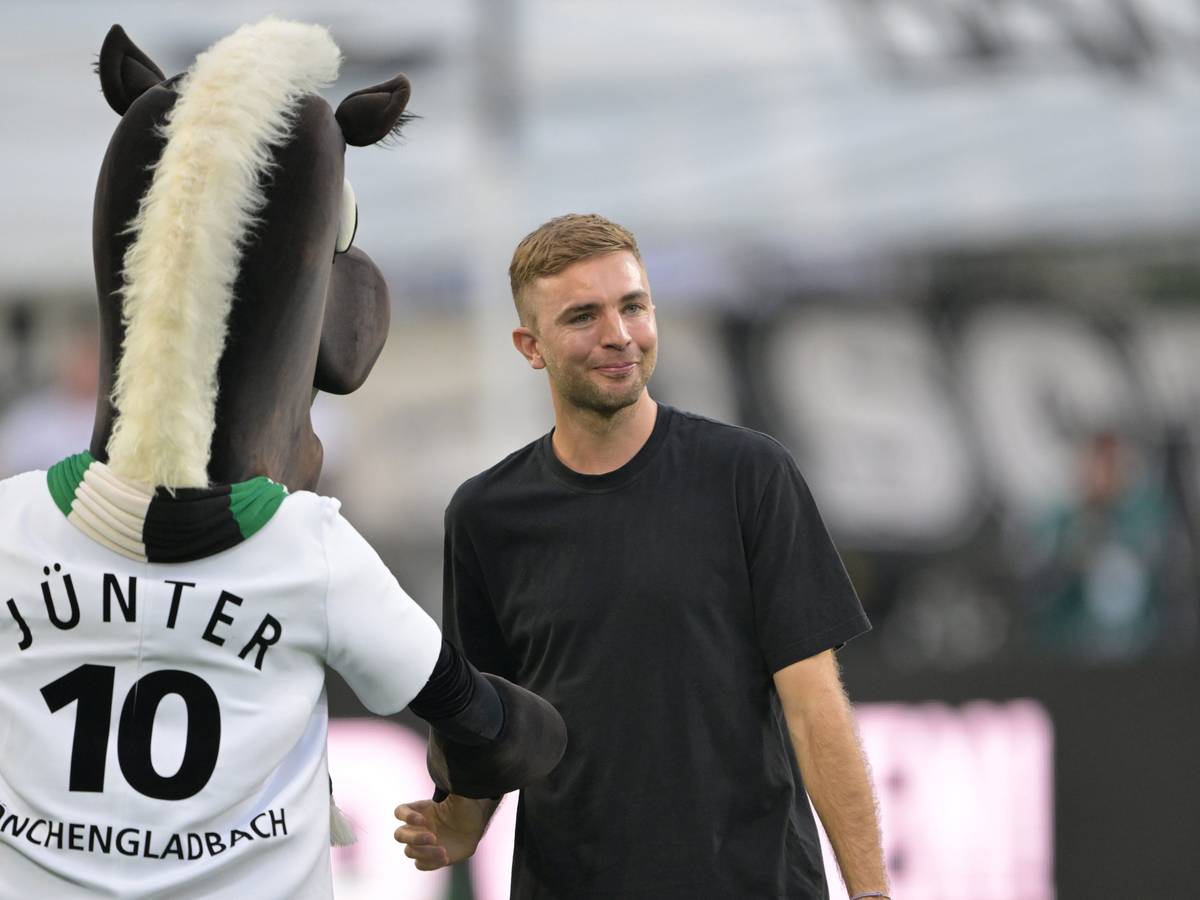 Jünter und Chris Kramer vor einem Gladbach-Spiel beim Handshake.