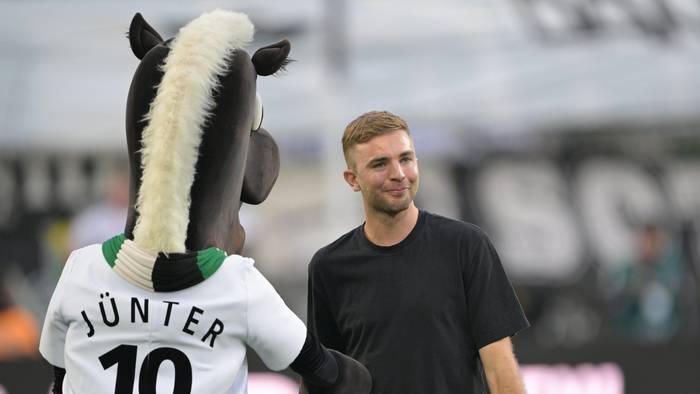 Jünter und Chris Kramer vor einem Gladbach-Spiel beim Handshake.