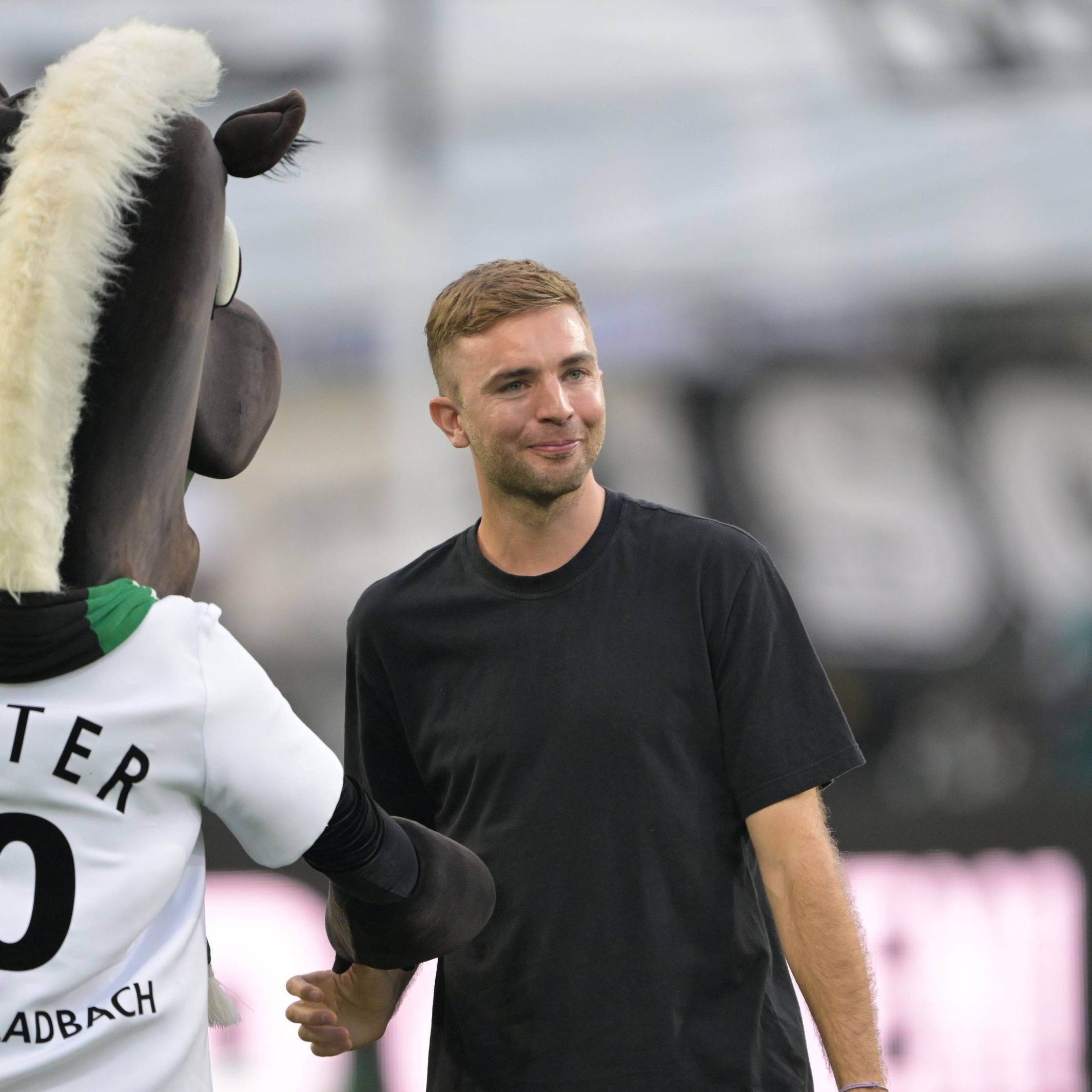 Jünter und Chris Kramer vor einem Gladbach-Spiel beim Handshake.
