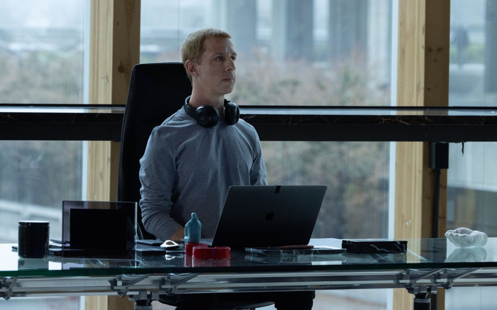 in „The Social Reckoning“ schlüpfte Charakterdarsteller Jeremy Srong in die Rolle des umstrittenen Tech-Moguls Zuckerberg. (Bild: 2026 CTMG/Sony Pictures Entertainment)