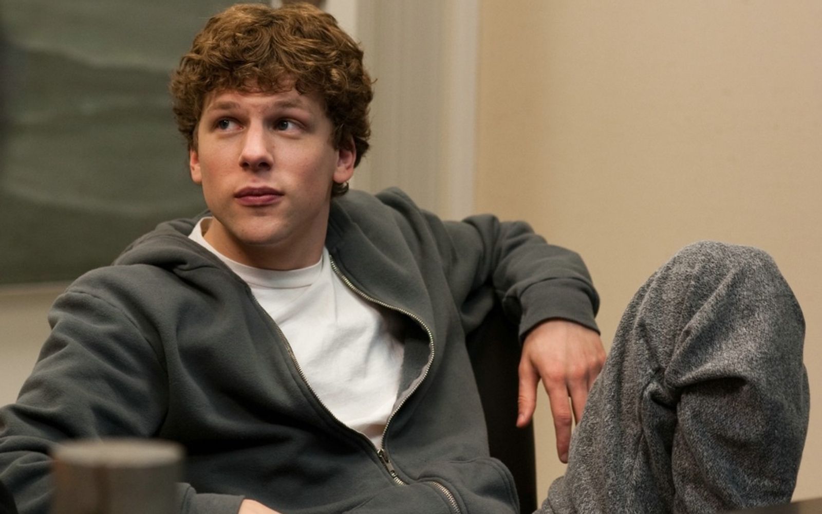 Arrogant, genial, komplexbehaftet: Jesse Eisenberg spielte 2010 hervorragend in „The Social Network“ den Facebook-Gründer Mark Zuckerberg. (Bild: Sony)