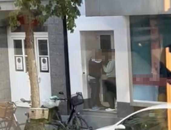 Drogenalltag auf der Antwerpener Straße: Zwei Männer konsumieren Crack in einem Hauseingang.