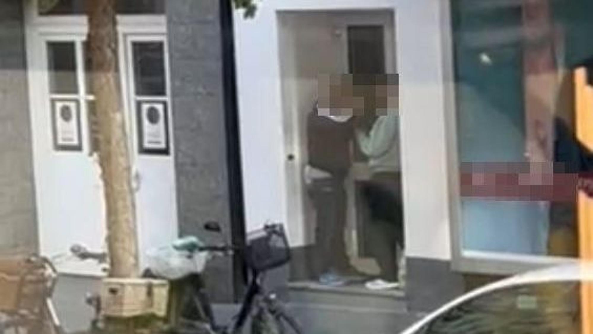 Drogenalltag auf der Antwerpener Straße: Zwei Männer konsumieren Crack in einem Hauseingang.